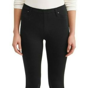 TIME AND TRU Women's Mid-Rise Capri Jegging Black